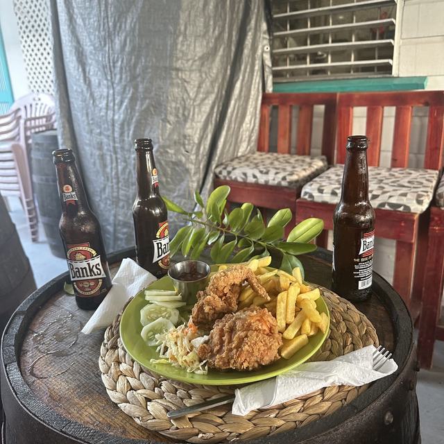 Lunch plate on a barrel table